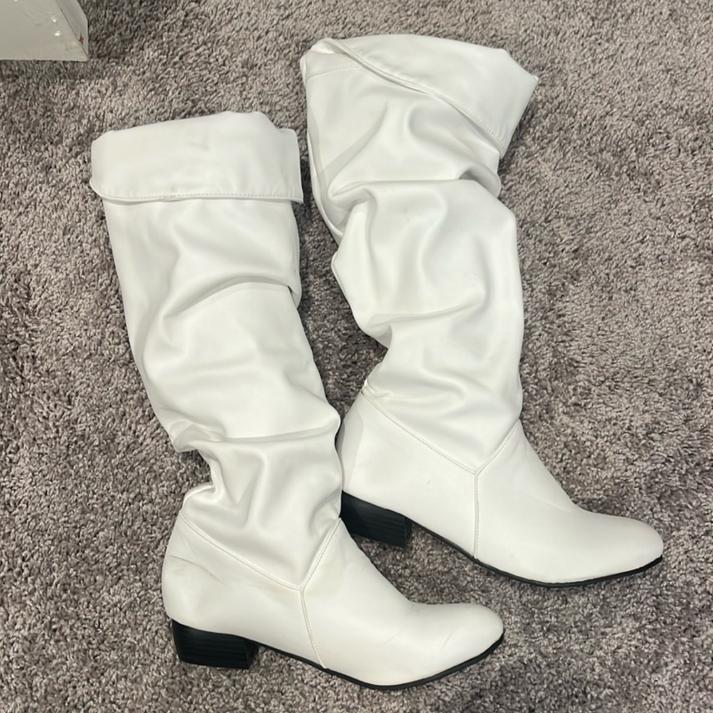 White slouchy boot